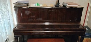 Piano Vertical Offberg con banqueta