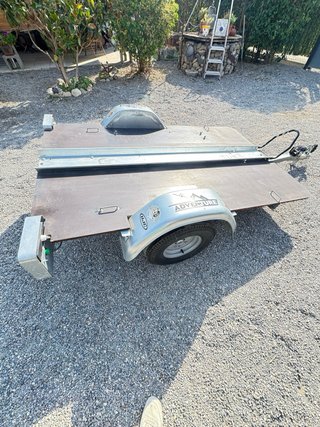 Remolque para moto con suelo de plataforma