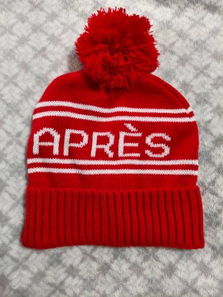 Gorro de punto rojo con pompón APRÈS
