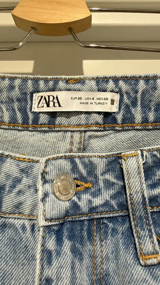 Pantalón vaquero Zara tiro alto desgastado