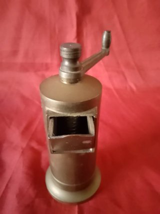Molinillo de Bronce Antiguo