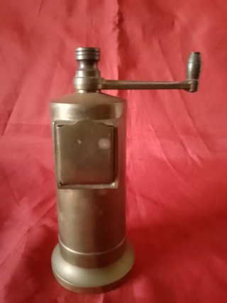 Molinillo de Bronce Antiguo