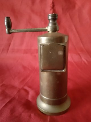 Molinillo de Bronce Antiguo