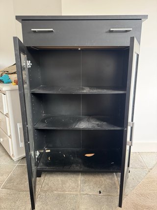 Mueble Cajonera Negro con Vitrina