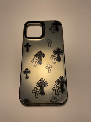 Funda para iPhone 12 con diseño de cruces.