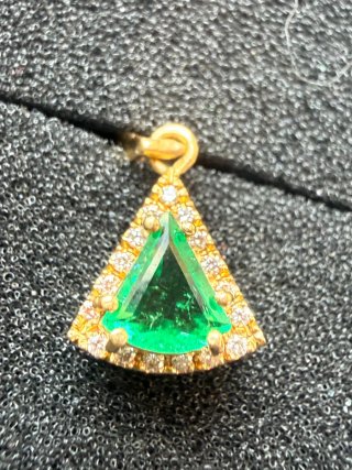 Dije de Oro con Esmeralda y Diamantes