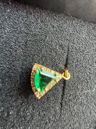 Dije de Oro con Esmeralda y Diamantes