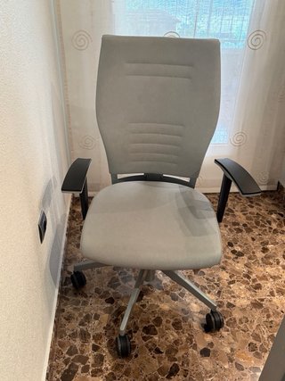 Mesa despacho+ sillón +2 sillas+ armario +cajonera