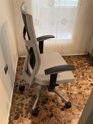 Mesa despacho+ sillón +2 sillas+ armario +cajonera