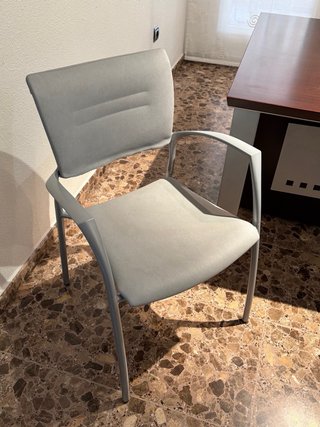 Mesa despacho+ sillón +2 sillas+ armario +cajonera