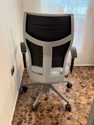 Mesa despacho+ sillón +2 sillas+ armario +cajonera