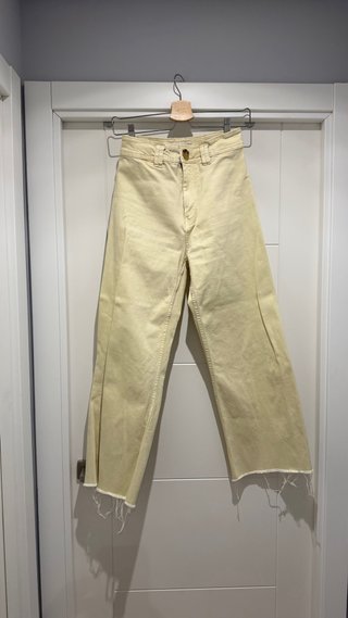 Pantalón ancho beige deshilachado