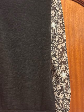 Jersey negro con mangas estampadas