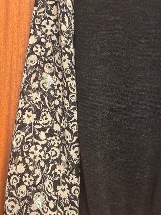 Jersey negro con mangas estampadas