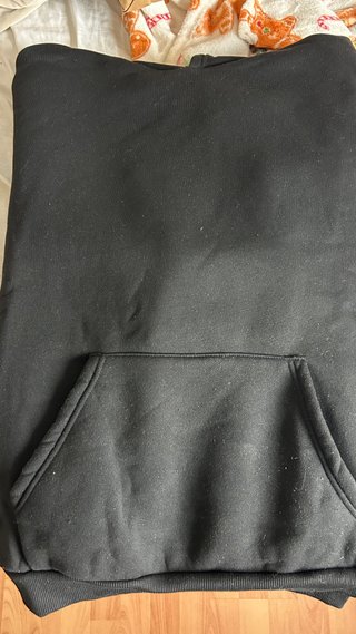 Sudadera negra con bolsillo y capucha