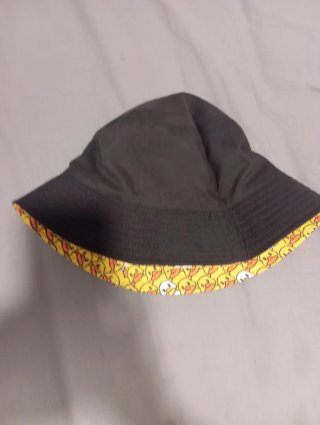 Gorro Reversible Negro y Estampado de Patitos