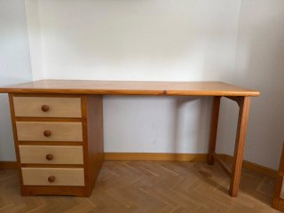 Escritorio de madera con cajones