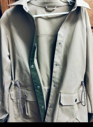 Gabardina corta beige y verde
