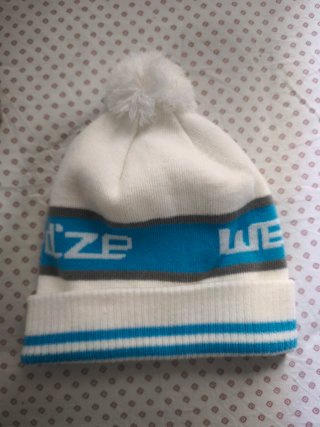 Gorro de invierno blanco y azul