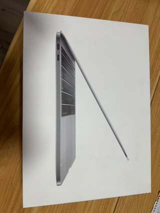 MacBook Pro 13" 2018 Touch Bar gris con caja