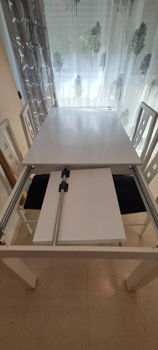 Mesa de comedor blanca con 4 sillas , cerrada130