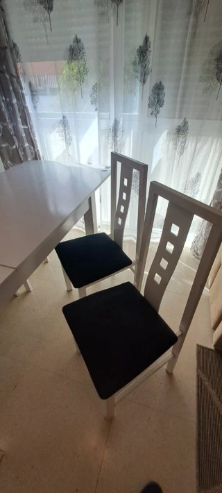 Mesa de comedor blanca con 4 sillas , cerrada130