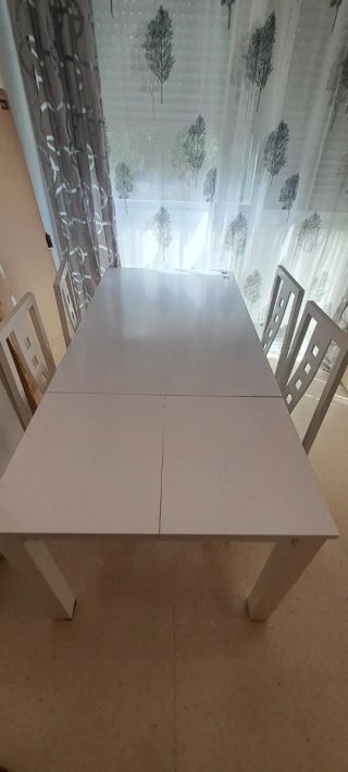 Mesa de comedor blanca con 4 sillas , cerrada130