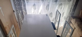 Mesa de comedor blanca con 4 sillas , cerrada130