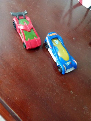 Coche de juguete Hot Wheels rojo y azul