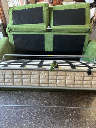 Sofá cama verde con colchón. Solo con recogida