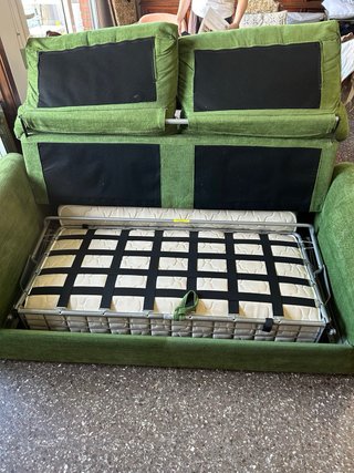 Sofá cama verde con colchón. Solo con recogida