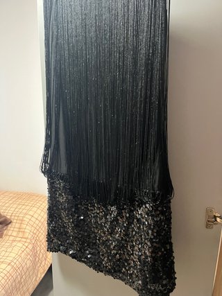 Vestido negro con flecos y lentejuelas