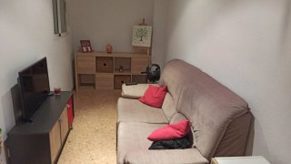 Sofá de tela beige y mueble.