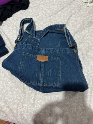 Peto Vaquero Azul y pantalon livis cada uno 20€