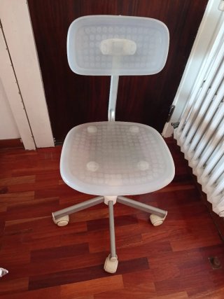 Silla de oficina transparente y blanca
