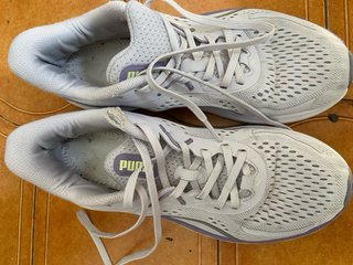 Zapatillas deportivas grises y moradas