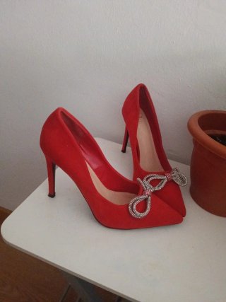 Zapatos de tacón rojos con lazo