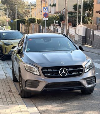 Mercedes-Benz GLA 2019 techo y AMG interior