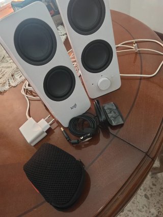 Altavoces Logitech Z200 y Webcam