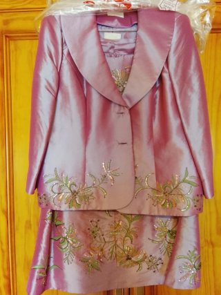 Traje chaqueta, falda y cuerpo bordados