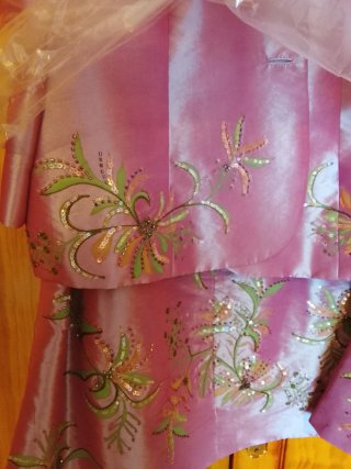 Traje chaqueta, falda y cuerpo bordados