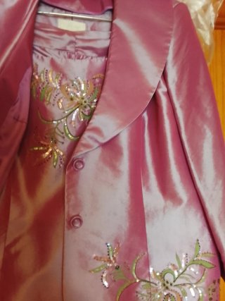 Traje chaqueta, falda y cuerpo bordados