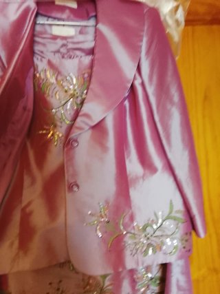 Traje chaqueta, falda y cuerpo bordados