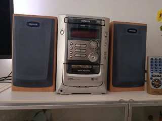 Equipo de música Aiwa con altavoces