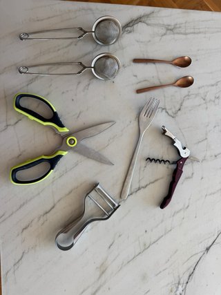 Utensilios cocina: tijeras, abrelatas, pelador