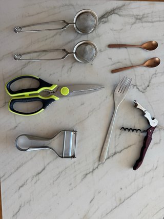 Utensilios cocina: tijeras, abrelatas, pelador