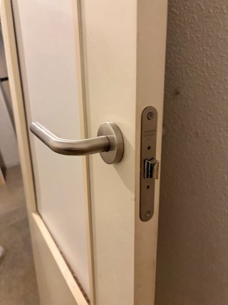 Puerta con cristal translúcido.