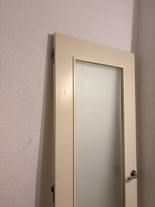 Puerta con cristal translúcido.