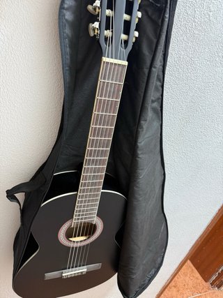 Guitarra Clásica Negra, Nueva