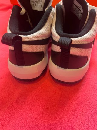 Nike Team Hustle D8 Blancas y Negras Talla 40